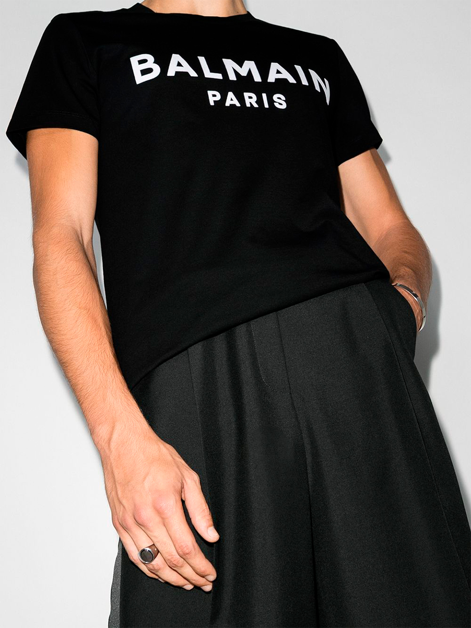 Imagem de: Camiseta Balmain Paris Preta com Logo Grande