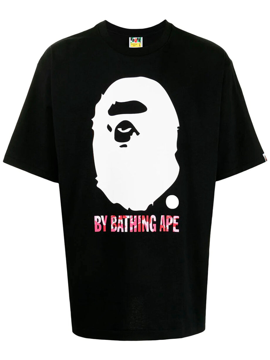 Imagem de: Camiseta BAPE Preta com Logo Branco e Vermelho Camo