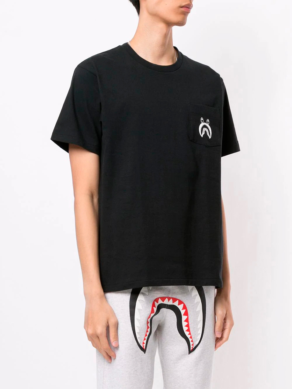 Imagem de: Camiseta BAPE Shark Preta com Estampa Pequena e Bolso