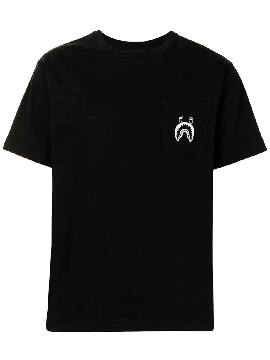 Imagem de: Camiseta BAPE Shark Preta com Estampa Pequena e Bolso