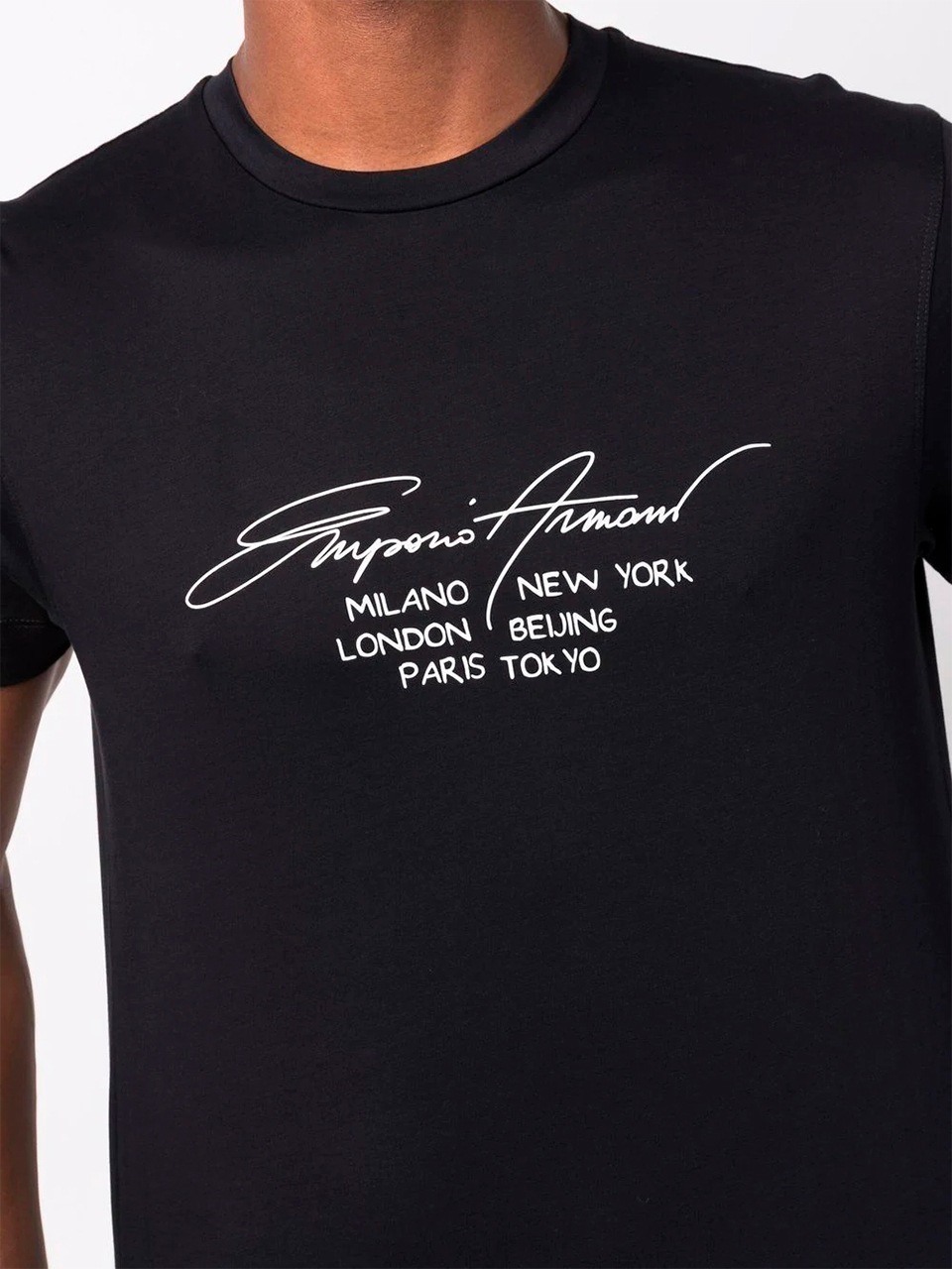Imagem de: Camiseta Emporio Armani Preta com Estampa Gráfica