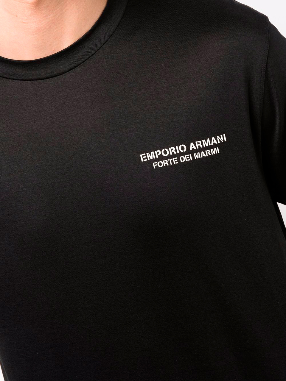 Imagem de: Camiseta Emporio Armani Preta com Logo Pequeno