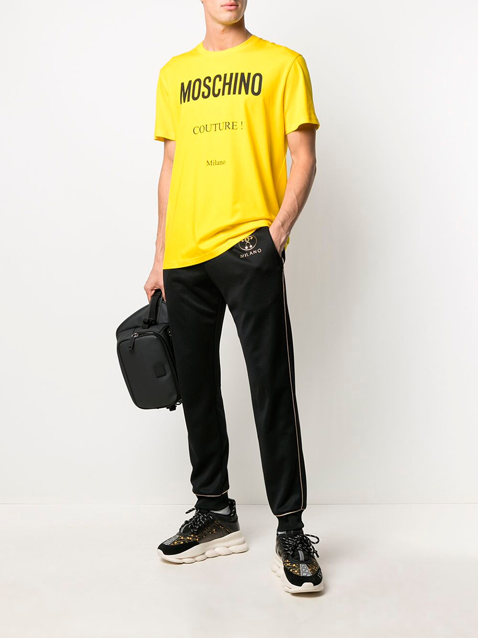 Imagem de: Camiseta Moschino Amarela com Logo Couture Preto