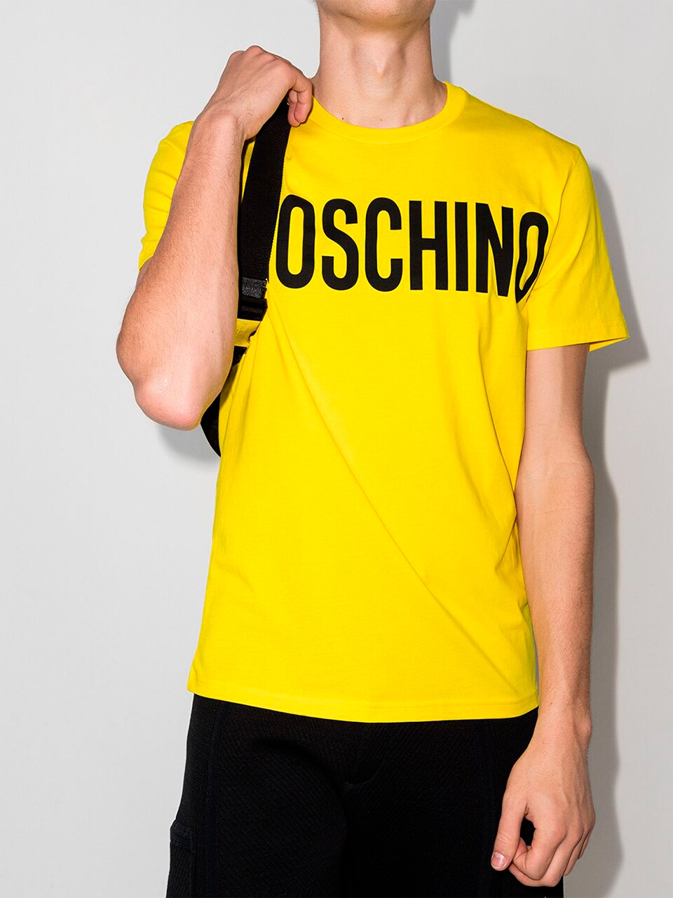 Imagem de: Camiseta Moschino Amarela com Logo Preto