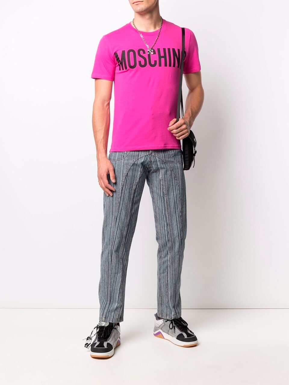 Imagem de: Camiseta Moschino Rosa com Logo Preto