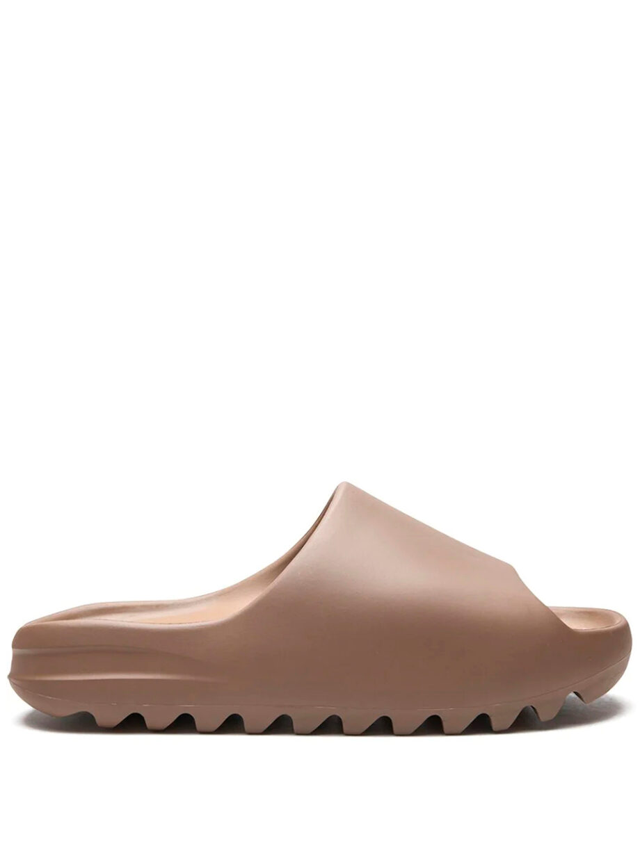 Imagem de: Chinelo Adidas Yeezy Slide Marrom