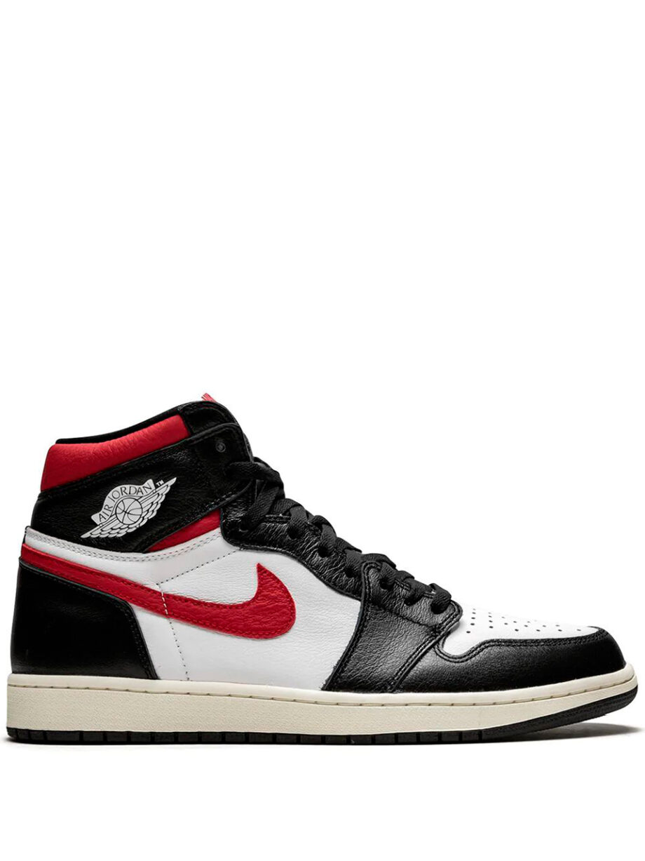 Imagem de: Tênis Nike Air Jordan 1 Retro High OG Preto Branco e Vermelho