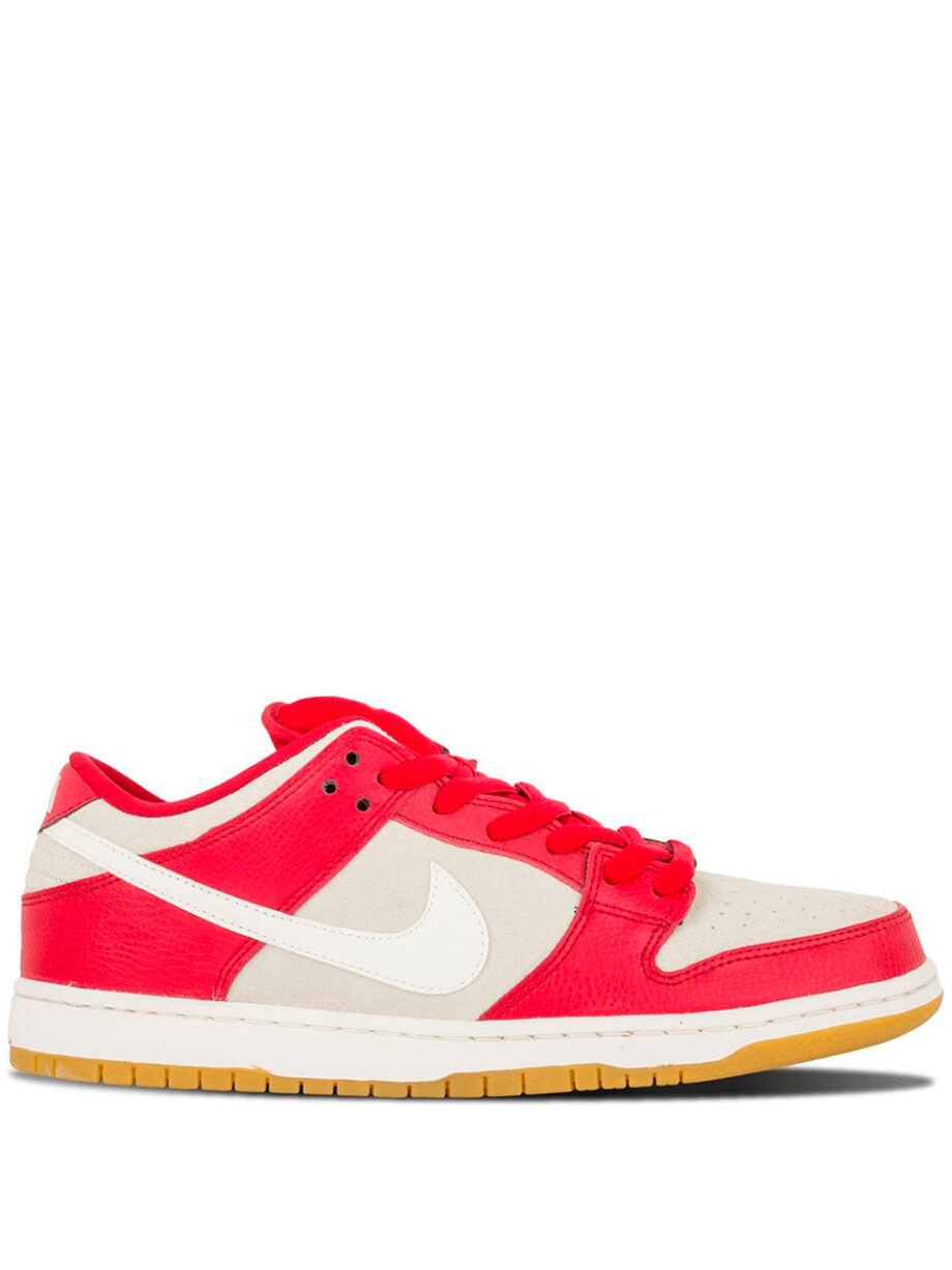 Imagem de: Tênis Nike SB Dunk Low Pro Vermelho com Logo Branco